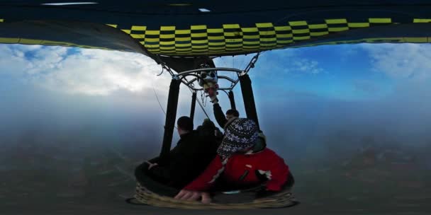 Bibliothek Tag Opole männliche Touristen reisen mit dem Ballon über den Wolken kleiner winziger Planet 360 Grad 360vr Video Propangasbrenner lässt den Aerostat blauen Himmel fliegen — Stockvideo