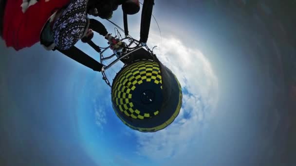 Biblioteket dag i Opole flygning med ballong lilla Tiny Planet 360 graders 360vr videon ovan de moln Propane brännare värmer den luft Aerosolen löneförhöjningar upp turism — Stockvideo