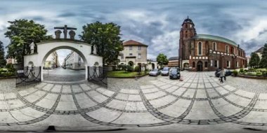 360vr Video Timelapse Katolik katedral giriş Opole Cityscape insanlar kaldırım döşeme eski binalar park etmiş arabaların doğa manzara tur tarafından Opole için yürüyüş