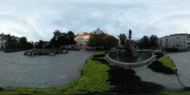 360vr Video turist erkekler gün Opole anıt heykeli mavi saat insanlar akşam turizm Polonya şehir meydanında sırasında çekim çeşme