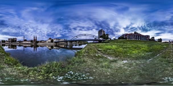 360vr 视频游戏中时光倒流的一天晚上奥波莱市容景观大桥 Odra 河两塔的天主教大教堂灯绿色草坪赴奥波莱 — 图库视频影像