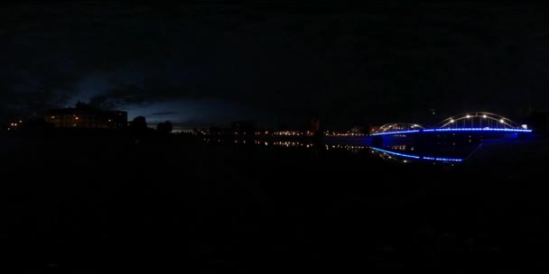 360vr Video Illuminated Car brug Opole toeristenstad aan de Odra rivier fotograferen tijdens het blauwe uur silhouetten avond nacht Dark Sky toerisme in Polen — Stockvideo