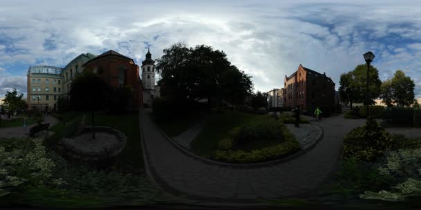 360vr video opole universität alte gebäude park glockenturm schießen während der blauen stunde silhouetten zentrale plätze der stadt abend tourismus in polen — Stockvideo