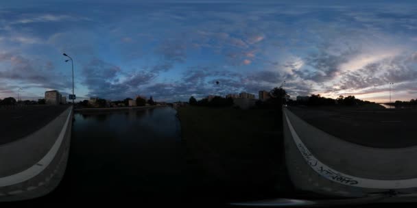 360Vr Vídeo Coches en puente Tráfico en bancarrota Ciudad Opole turística en el río Odra Disparos durante la hora azul Atardecer Nubes de atardecer Turismo en Polonia — Vídeo de stock