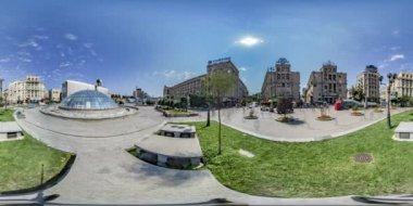 360vr Video insanlar tarafından bağımsızlık Meydanı Kiev çeşme kapalı eski binalar Yeşil çimenler Maidan Nezalezhnosti güneşli gün mavi gökyüzü bulutlar Float içinde mesafededir
