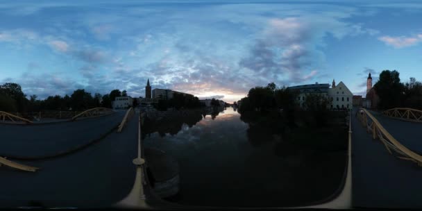 360vr Video Backpacker wandelingen door Bridge rivier klokkentoren van de katholieke kerk auto Bridge bij schemering Oder rivier oude gebouwen fotograferen tijdens het blauwe uur — Stockvideo