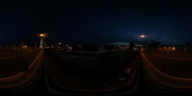 360vr Video araba Köprüsü'nde gece Opole Cityscape ışıklar insan siluetleri vardır yürüme şehir nehir Oder arabalar eski mavi saatinde çekim binalar