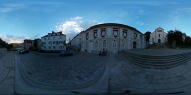 360vr Video Memorial gün Opole Protestan Kilisesi bir meydanda yapılan mavi saatinde çekim fayans insanlar akşam Cityscape doğa parke