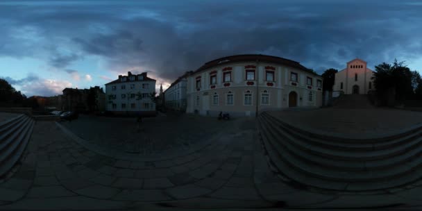 360vr Video-Menschen klettern die Treppe Kirche auf einem Platz aus Pflastersteinen Opole Abend Stadtbild Wolkenkratzer schießen während der blauen Stunde — Stockvideo