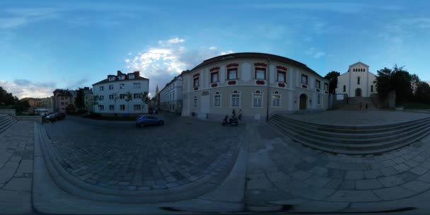 360VR vídeo conmemorativo día Opole protestante iglesia en una plaza hecha de pavimentos azulejos gente caminando noche paisaje urbano Cloudscape disparos durante la hora azul — Vídeo de stock