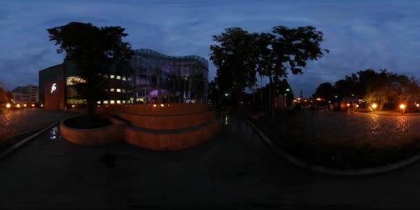 360Vr Vídeo Personas cerca de Opole Filharmonia Atardecer Paisaje urbano Turismo Opole City Shooting Durante la hora azul Siluetas en una plaza Turismo en Polonia — Vídeos de Stock