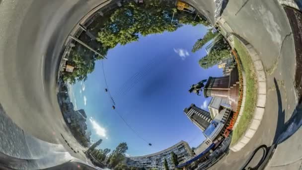 Rabbit Hole Planet 360 Degree Shchors Monumento Taras Shevchenko Prospect City Day Billetes de tren Oficinas de reserva Estatua de jinete Camas de flores Día soleado — Vídeo de stock