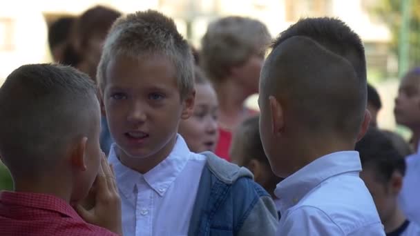 Jungen sprechen am ersten Schultag am Feiertag — Stockvideo