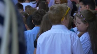 Pek çok çocuk okul için ilk defa için gitmek. Ebeveynleri ile birlikte. Okulda ilk gün