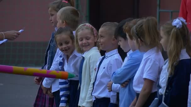 Küçük bir çocuk okul çocuklarında adamak — Stok video