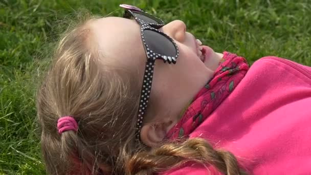 Chica alegre en gafas de sol . — Vídeos de Stock