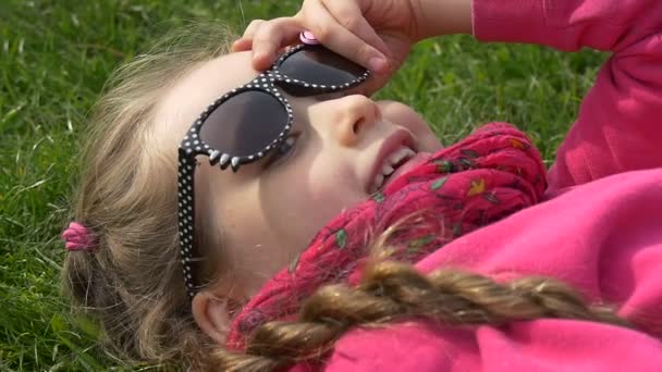 Close up de menina sorridente em óculos de sol — Vídeo de Stock