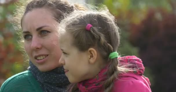 Ein Mädchen sitzt auf dem Schoß von Mama — Stockvideo