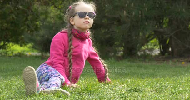 Mädchen liegt im Gras — Stockvideo