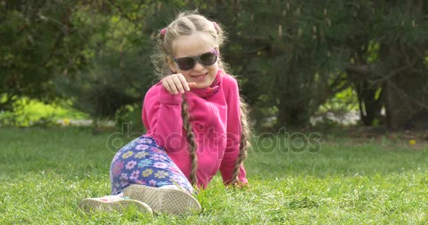 芝生の上に横たわる子の感情 — ストック動画