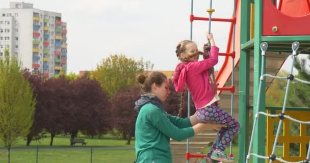 Mãe e filha no parque infantil — Vídeo de Stock