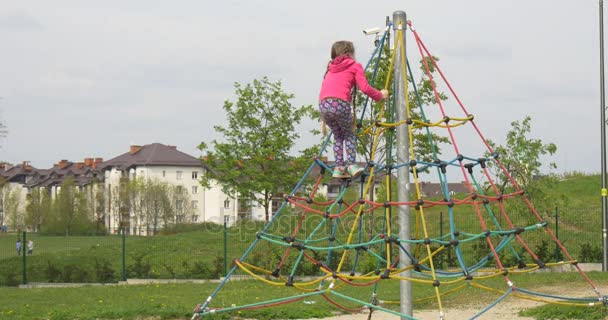 Child on Rope Pyramid — Stock Video