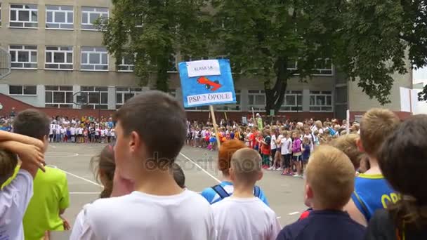 Fanów przyjechać, by obejrzeć otwarcia festiwalu — Wideo stockowe