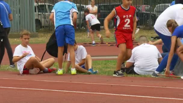 Meninos estão engajados em uma marca de uma pista de corrida — Vídeo de Stock