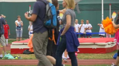 bir kalabalık bir stadyum standları için gönderilen fanlar