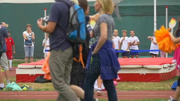 Dav fanoušků poslal do porostů na stadionu — Stock video