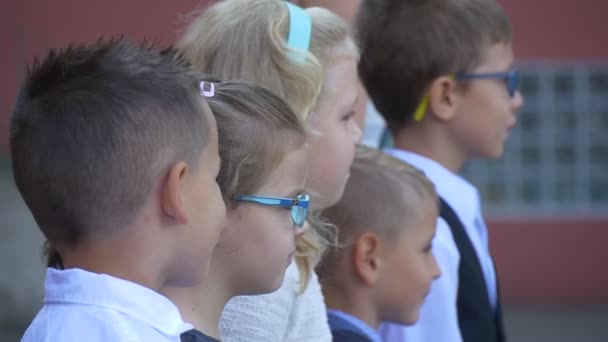 Barn följer loppet av festivalen. Skolan — Stockvideo