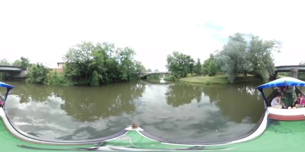 360Vr Video Excursión Familiar en Barco de Ocio Oder River Bank en Nublado Día Turistas sentados bajo el Refugio Embankment Bridge Over Odra Tour to Opole — Vídeos de Stock