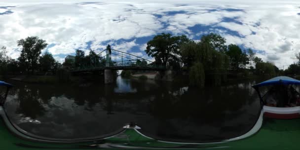 360vr Video lidé mají výlet lodí Odra River bank turisté sedící pod Blue přístřeší zelený balíček rekreační plavbu do Opole na podzim — Stock video