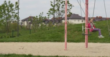 Anne yardımcı olur kız salıncak için