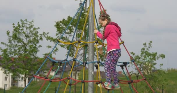 Shild on the Rope Pyramide. — Stock Video