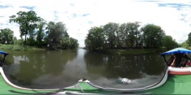 360vr altında oturan tekne Oder Nehri banka turistler tarafından seyahat Video insanlar çocuklar barınak Opole için yeşil banka Tur boyunca yüzen tatil tekne mavi.