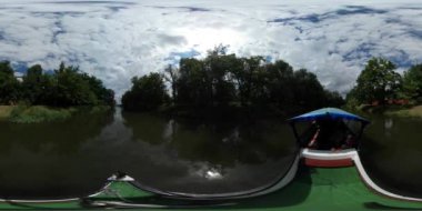 360vr Video insanlar zevk tekne Woodland Oder Nehri bankalar sonbaharda eğlence tekne turu Opole için oturan bir su turist yansıma güneş tarafından Float
