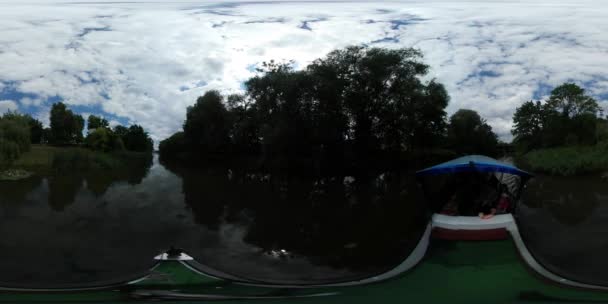 360vr Video Cruise door plezier boot Woodland rivier de Oder banken zon reflectie in een Water-toeristen zitten in de Leisure-boottocht naar Opole in de herfst — Stockvideo