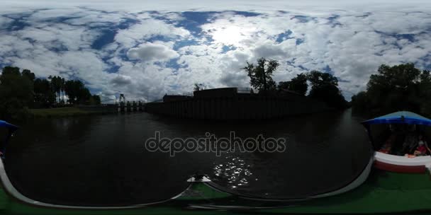 360Vr Vídeo Personas Flotan Placer Barco Puente Persona Paseos Con Perro en el Embankment de Oder River Turistas Disfrutan Viajando en Barco de Ocio Tour a Opole — Vídeo de stock