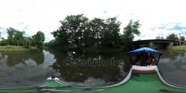 360vr Video aile çocuklar altında oturan gemi Oder Nehri banka turistler tarafından yüzen köprü tur uzak Opole için hareketli eğlence tekne barınağı mavi.