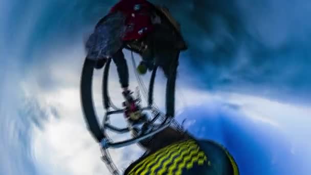 Турист снимает полет на воздушном шаре Гондолу над облаками Маленькая крошечная планета 360 Степень 360Vr Видео Пропан горелка Аэростат растет туризм в Польше — стоковое видео