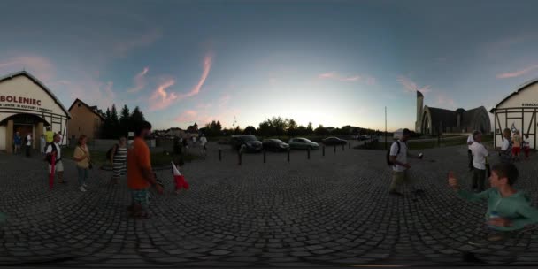 360vr wideo osób latawce Festiwal Leba dzieci rodziców na placu miasta są Walking Talking, spoczywa Baltic Sea Bank Town w słoneczny dzień wieczorem zachód słońca — Wideo stockowe