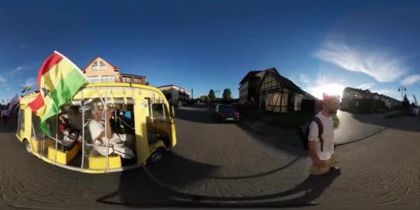 360vr Video drakar Festival Leba personer City Square turister vandring och ridning Small Tour Bus Holding flaggor barn föräldrar vid havet i soliga dag — Stockvideo
