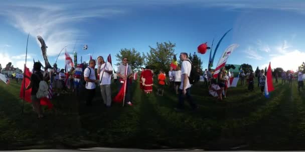 360Vr Vídeo Pessoas no Festival de pipas Turistas Leba carregando bandeiras de seus países Filhos e pais felizes estão descansando no mar no dia ensolarado gramado verde — Vídeo de Stock