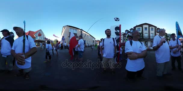 Vídeo 360Vr Happy Men at Kites Festival Leba segurando bandeiras Famílias na praça da cidade Turistas estão sorrindo Resting Baltic Sea Bank Town in Evening Sunset — Vídeo de Stock