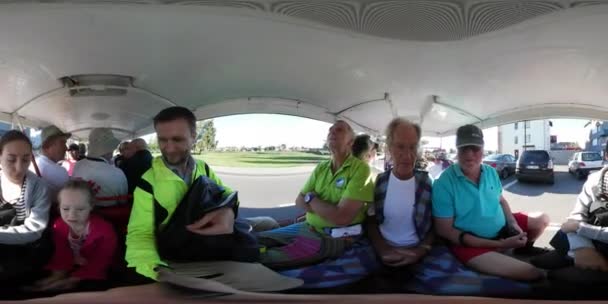360vr Video draci festivalu Łeba lidí v kabině autobusu bude místo draka lety děti rodičů na moři v slunečný den turisté na koních silniční vozy — Stock video