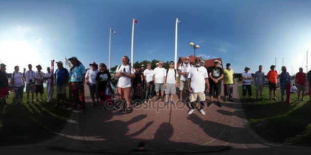 360 vr サンレミバスティオン ビデオの群衆街多国籍人バルト海の祭を始めるつもりで凧祭りウエバ観光客に立って晴れた日の夕日 — ストック動画