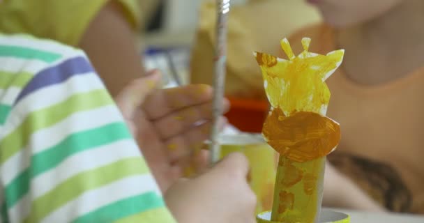 Crianças pintam animais de papel — Vídeo de Stock
