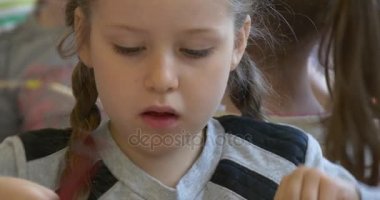 Küçük kız yüzünü kapatmak