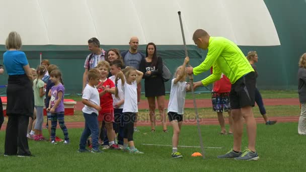 Öğretmen performans spor egzersizleri kadar denetler — Stok video